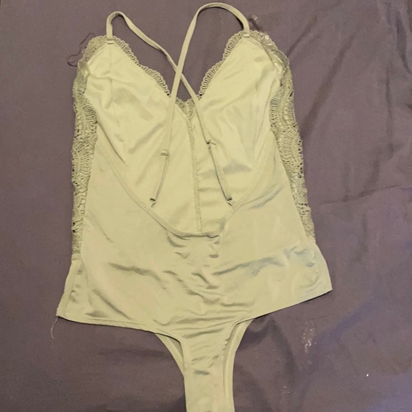 Green lace body suit - Picture 2 of 2